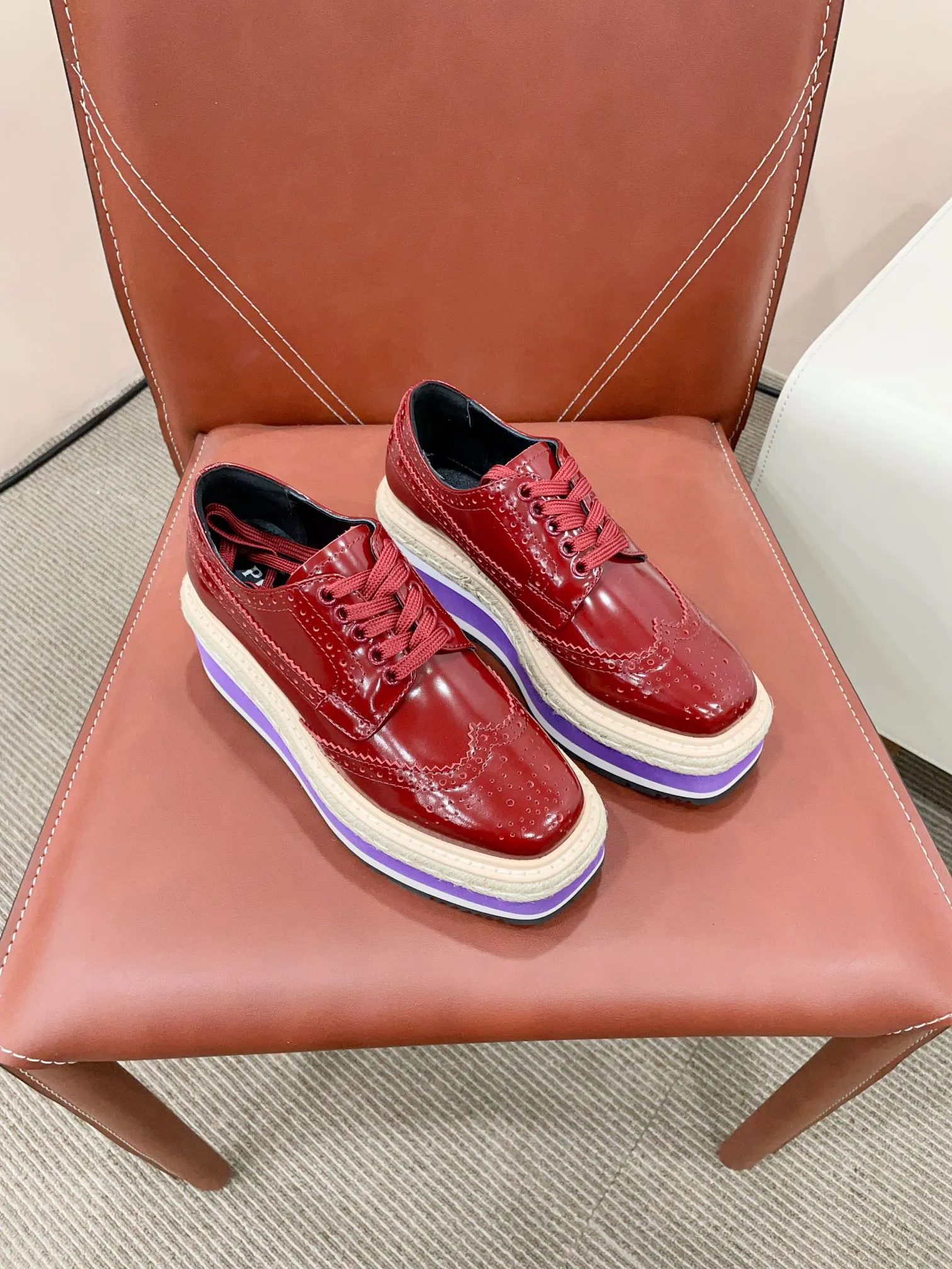 👟👟Ex-factory price 620👟👟 prada fw25 new arrival~ Prada 2025 spring and summer catwalk style｜New platform platform shoes Fashion is a reincarnation P platform shoes have become popular after many years! The classic ten thousand year model #laces, punching, carvings, full of retro British style 💯 The foam material platform thick bottom has a height-increasing effect, which is great news for petite girls! Fabric: Original custom-made imported open-edge beads, sheepskin lining. Sole: Original open-molded Tpu ultra-light foam outsole. Sole thickness: 6CM. The ultimate height increase~ 𝙎𝙞𝙯𝙚: 35-40 (customized for 40 women). Extremely cost-effective ex-factory price, no negotiation for bulk orders.
